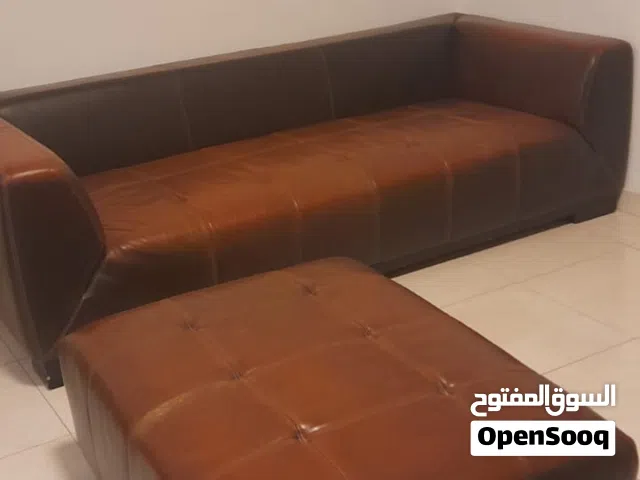 كنب جلد اوروبي قطعتين وكنب من ذا ون ثلاث مقاعد ومقعدين وكنبتين اخرى للبيع