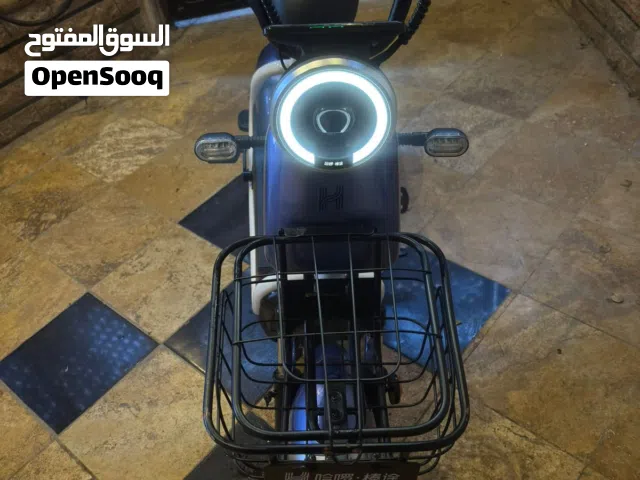 سكوتر بحالة الوكالة عليها زمان إنذار لمحاولة السرقه والها غمازات ومعها مفتاحين كلها شغاله مية بالمية