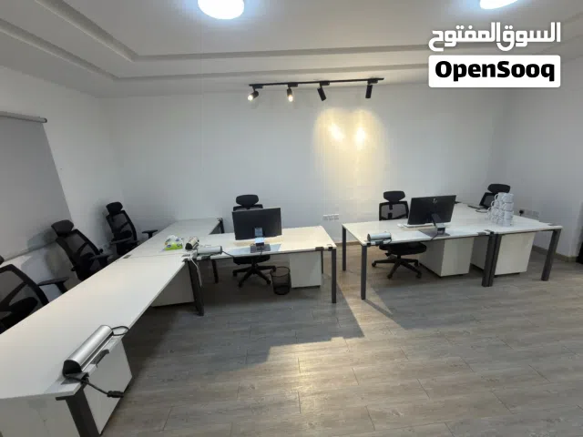 مكتب إعلان سوشل ميديا و ديجيتال شامل مكاتب و اجهزة و اثاث