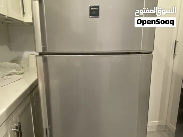 ثلاجة ماركة شارب نظيفة