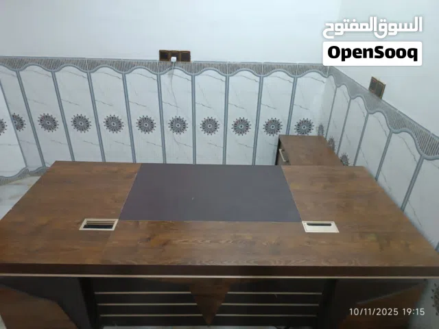 ميز يصلح لدراسة او مكتب