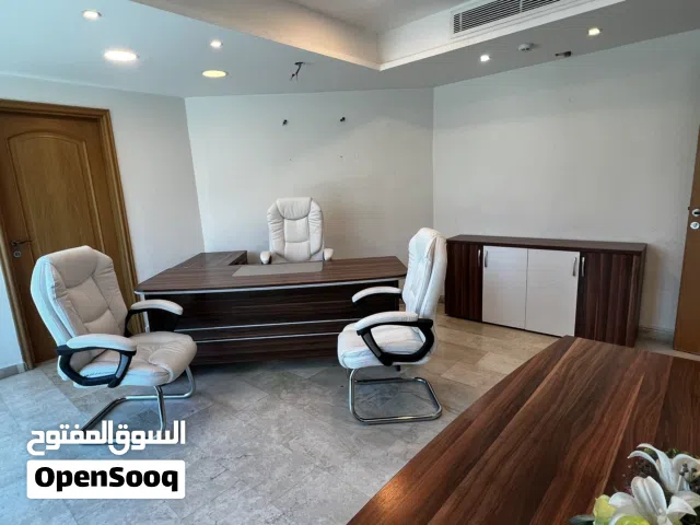 مكاتب و كراسي و طاولة اجتماعات