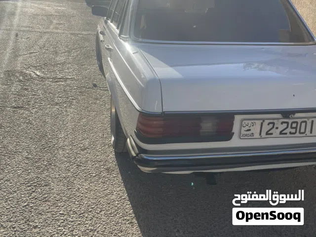 1983 مرسيدس بنز الفئة-E E 200