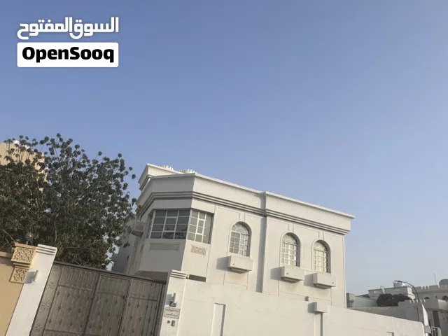 فيلا للبيع موقع رئيسي بالعذيبة – يمين جسر العذيبة وخلف الميرة مباشرة