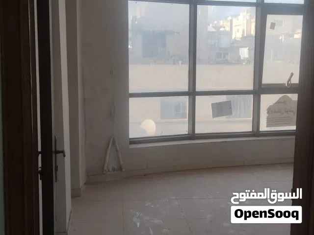 مكتب مميز للإيجار في شارع السينما قرب دوار الساعه من المالك مباشرة
