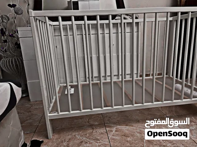 سرير للأطفال شبه جديد