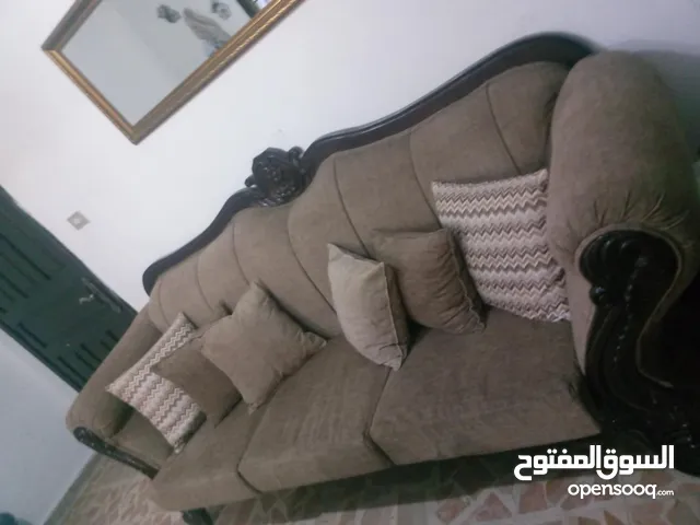 طقم كنب بحال الوكاله للبيع بسعر طري ممتاز والخشب ميه ميه وجامد