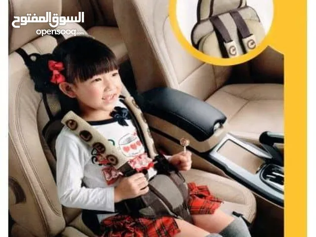 كرسي أطفال للسيارة مع حزام أمان للأطفال مفيد عندما يكون الطفل جالسًا بمفرده في مقعد السيارة