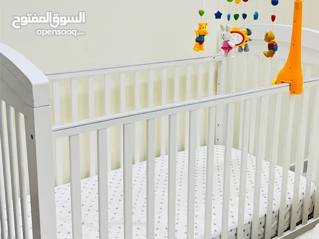 سرير طفل مع غطاء حماية وشراشف ولعبة / baby cot with covers and toy