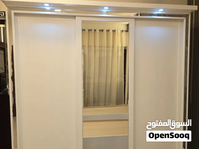 غرفة شباب تفصيل       خزانة_سحاب لون ابيض تخوت_عدد(2)  مع مسدودع التخزين  قياس الخزانه طول 2