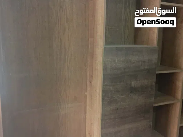 مكتب كامل مع خزائن حائط يصلح لعدة أعمال بحالة ممتازه