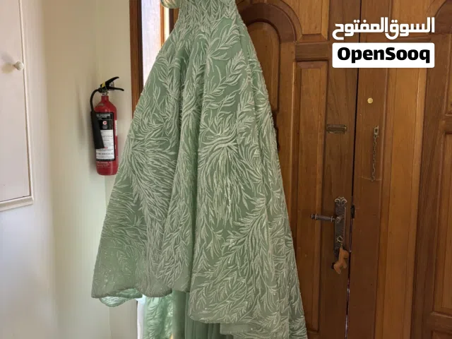 فستان خطوبة فاخر للبيع