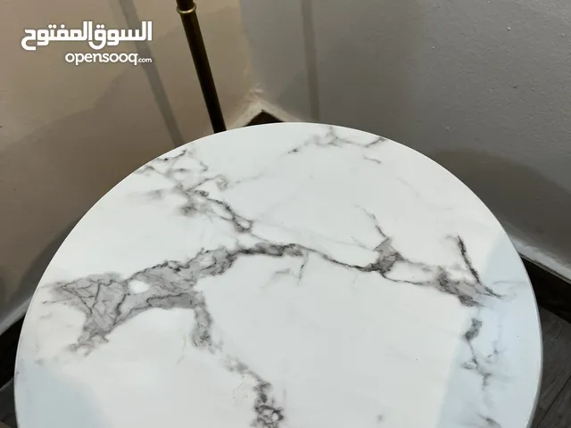 طاولة كبيرة مربعة ما طاولة كبيرة مدورة معه أربع طاولات صغار