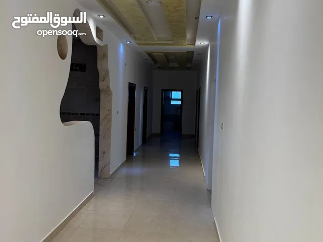 مبنى من اربع طوابق مطل على البحر في طريق الشط