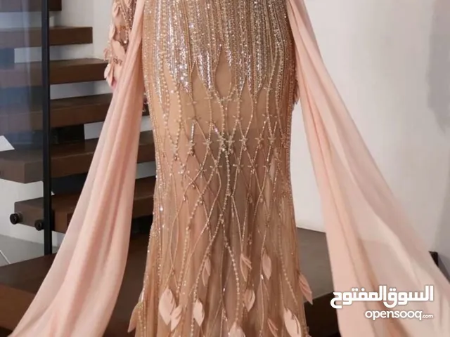 فستان من ماركه Ove استعمال لبسه وحده سعر الشراء 650 سعر البيعه 300يلبس ميديم M