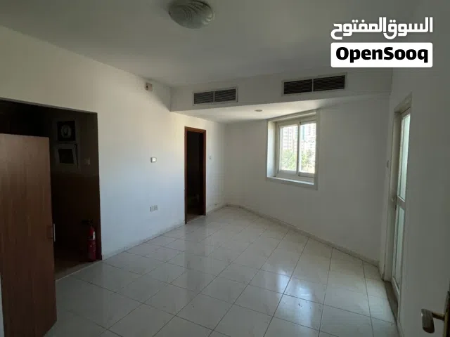 للإيجار السنوي – استوديو ببلكونة في الراشدية 3 (قريب جراند مول)