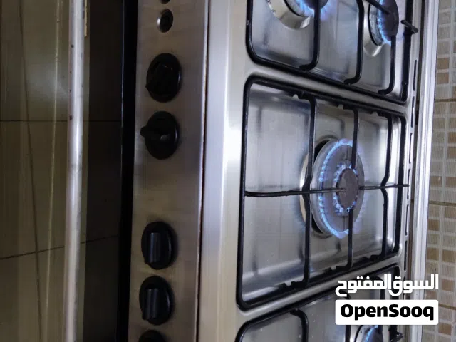 فرن بحالة ممتازة للبيع مع السلندر ومنظم الغاز والهوز