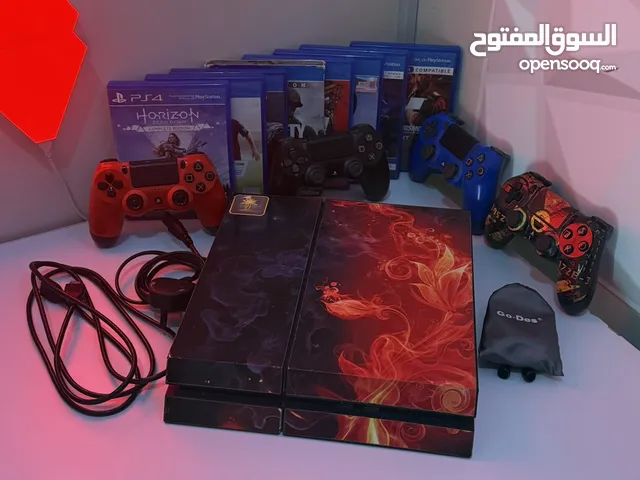 Playstation 4 with all components in a clean condition بلايستيشن 4 مع كل ادوات التشغيل بحاله نضيفه