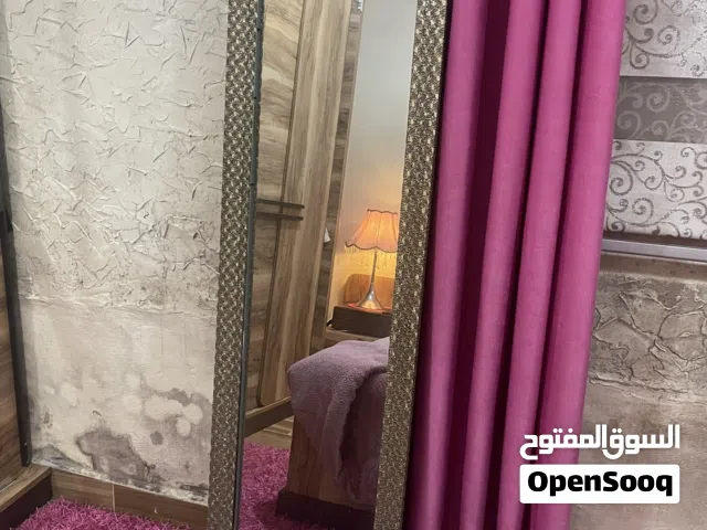 مراية للبيع بس فيها كسر من النص