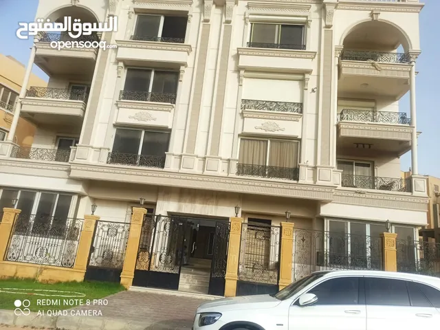 مساحتها 300 متر جنب الجامعه الامريكيه و كمبوند زيزينيا و قريبة من نادي الزهور