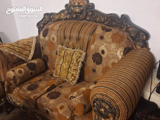 طاولة سفرة وطقم كنب كولر للبيع بداعي السفر ب 100 دينار كامل