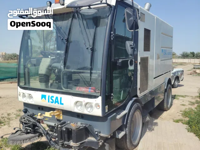 للبيع معدات تنظيف صناعي وكنس شوارع بحالة ممتازة.                        (ISAL & Tennant)
