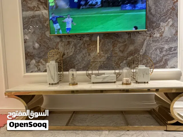 طاولة تلفزيون بحالة الجديد مع اكسسواراتها الي عليها للبيع