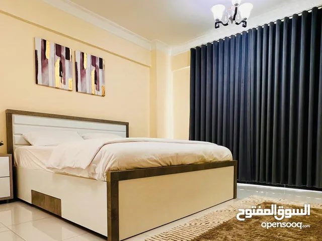 شقة فاخرة للإيجار المعبيلة الجنوبية شارع مسقط مول على اول خط من شارع النزهه