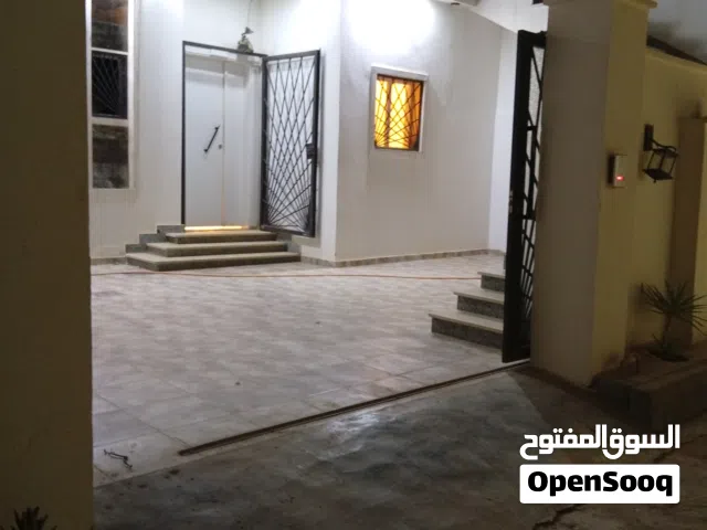 السلام عليكم ورحمه الله  منزل للبيع في عين زاره بالقرب من مثلث الاستراحه الحمراء