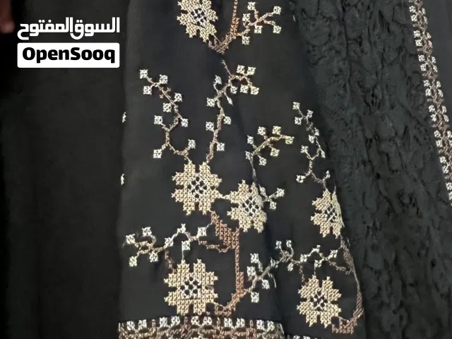 عبايه ب ألون الأسود