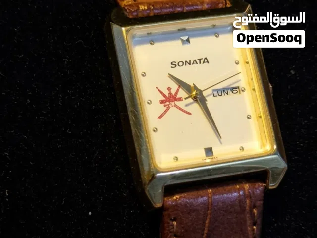 ساعة sonata من سركة titan مع شعار السلطنة