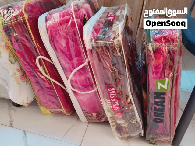 4 بطانية شبه جديده للبيع بسعر مغري لدواعي السفر  4 A nearly new blanket for sale at an attractive pr