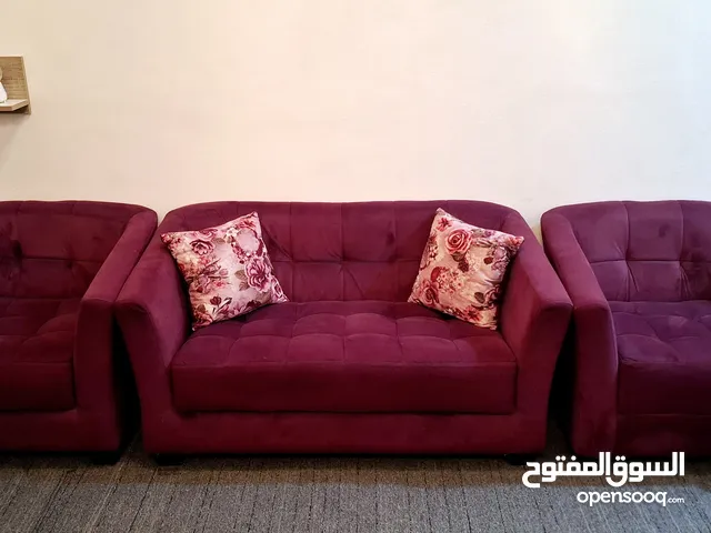 طقم كنب لون عنابي للبيع بحاله ممتازة