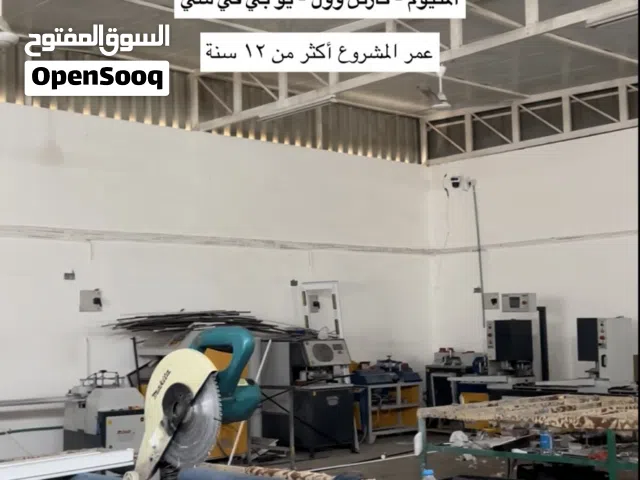 ورشة و معرض لأبواب و نوافذ الألمنيوم و الكارتن وول و اليو بي في سي للبيع