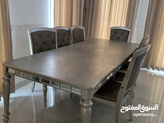 طاولة طعام للبيع لأكن الرجل معوايه