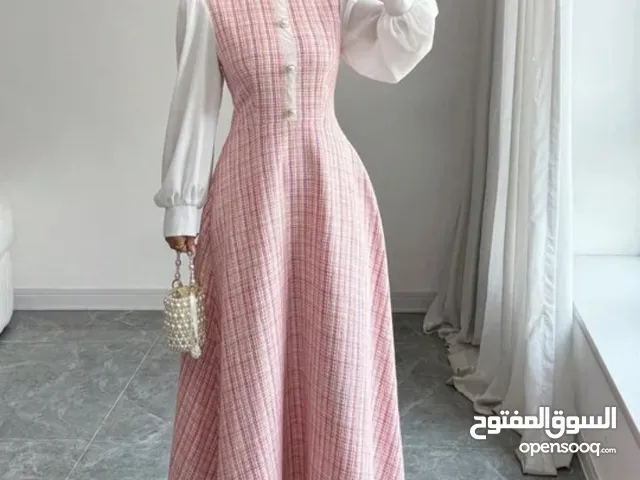 فستان محتشم لون وردي فاتح وابيض نسائي بتصميم ملون وجذاب