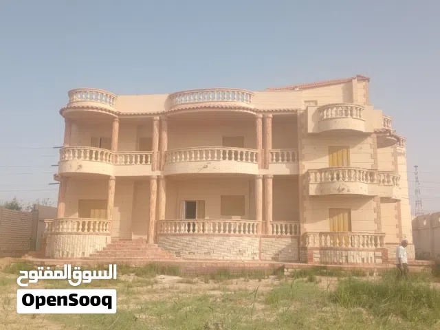 فلا للبيع موقع مميز على البحيره وترى البحر