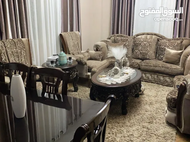 طقم كنب 7 مقاعد مع طاولات وسط