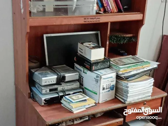 طاولة مكتبية والكمبيوتر بحالة الجديد للبيع