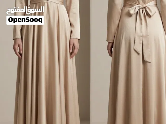 فستان سهرة "ساتان" راقي جداً – تصميم أنيق ولون مميز (بحالة الوكالة)