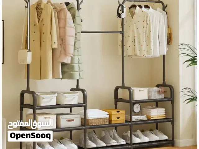 شماعتان مرتبطتان بشكل واحد، تجمع بين التعليق والترتيب بأسلوب عصري يليق بأرقى المنازل.*