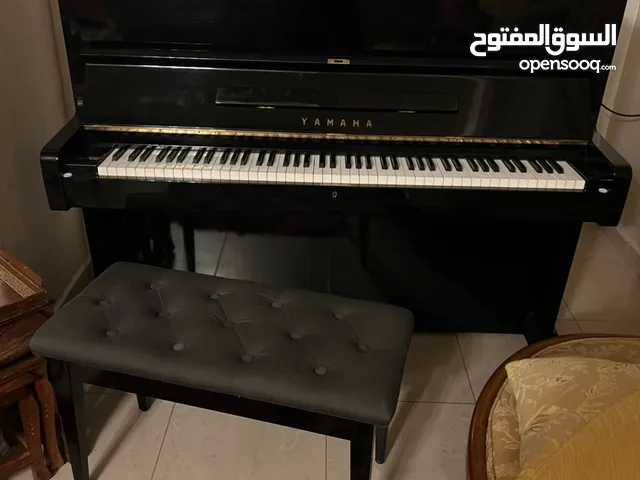 بيانو upright ياباني ياماها لون أسود مع ستول خاص به