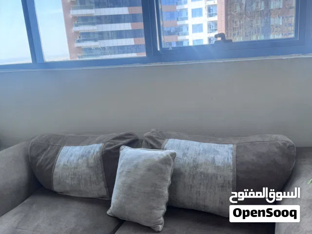 طقم كنب من هوم سنتر مع كرسين قعده مريحين ثلاث كنب متوفر بيعه مستعجله