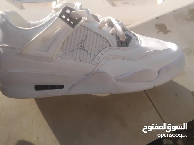 40 Sport Shoes in Medenine