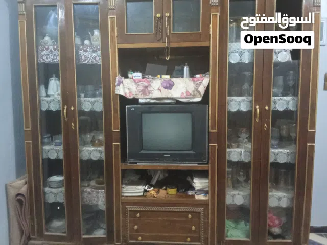 نيش وفاترينا خشب عمولة مستعملة بحالة جيدة. السعر قابل للتفاوض