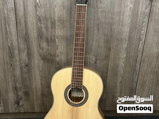 قيتار ادمايرا جافا كلاسيك بحاله ممتازه  Admira java classical guitar