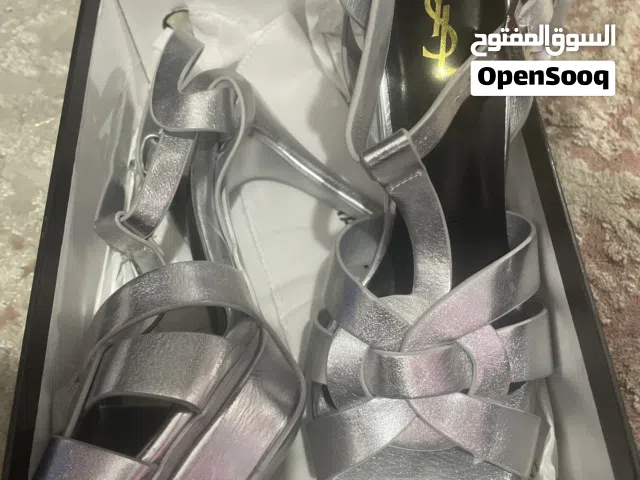 جوتي كعب في الكرتون جديد وماركة مشهوره