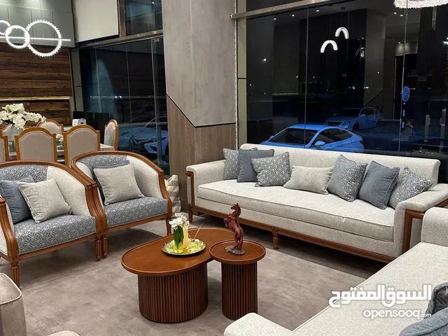 معرضين للبيع