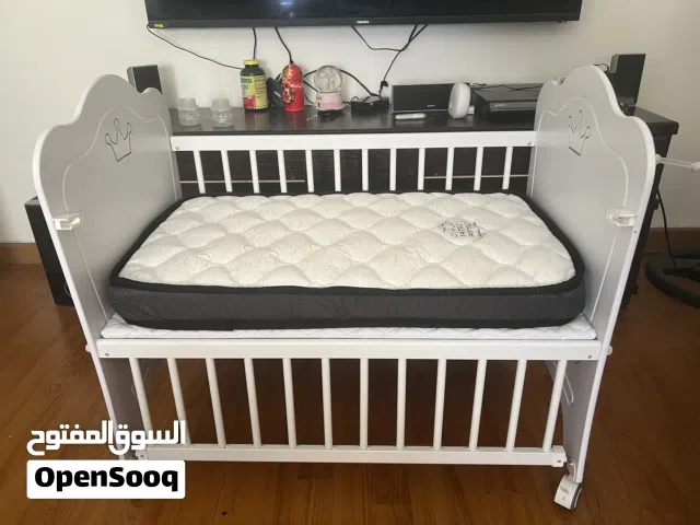 Baby bed with mattress . Crib for sale. In perfect condition.  سرير مع مرتبة