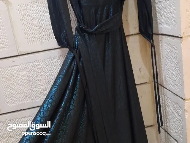 فستان سهرة أخضر طويل مبطن ينفع شتاء وصيف شبه جديد